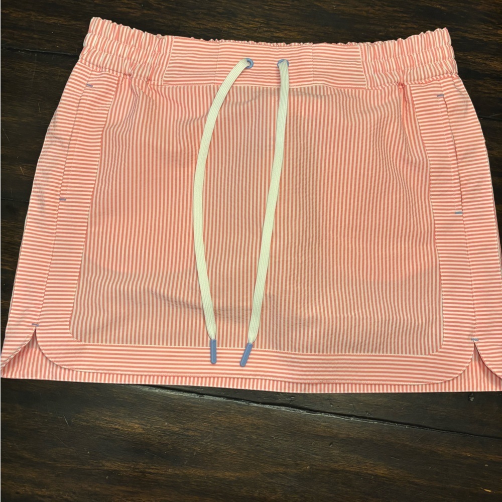 Vineyard Vines Performance Seersucker Harbor Skirt in orange and white- small